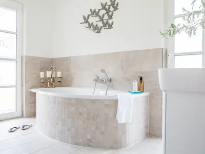 Badezimmer mit Dusche und Wanne EG