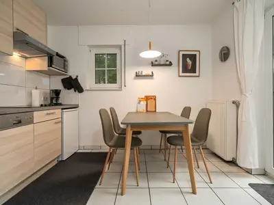 Ferienhaus Waldblick am Plauer See Kueche mit Esstisch