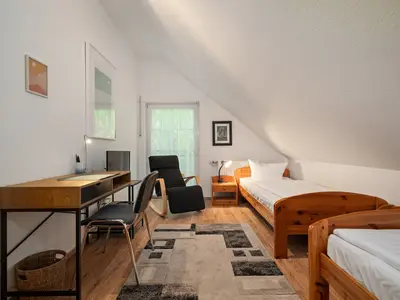 Ferienhaus Waldblick am Plauer See Schlafzimmer mit Schreibtisch