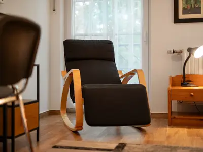 Ferienhaus Waldblick am Plauer See Wohnbereich mit gemütlichem Sessel