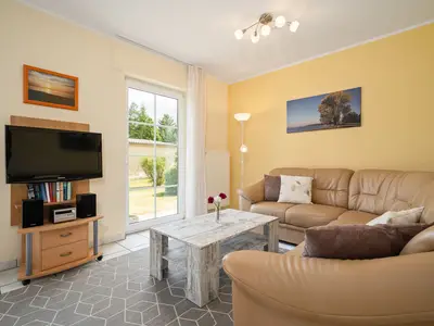 Ferienhaus Schwanensee Ferienpark Lenzer Höh Wohnbereich mit TV-Einheit