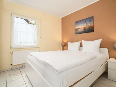 Ferienhaus Schwanensee Ferienpark Lenzer Höh Schlafzimmer Ergeschoss mit Boxspringbett