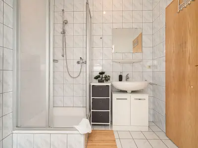 Ferienhaus Schwanensee Ferienpark Lenzer Höh Badezimmer Erdgeschoss mit Dusche