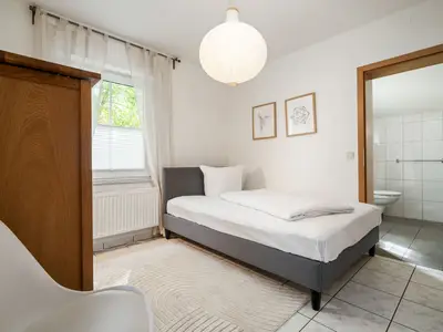 Ferienhaus Zander Fuenfseen Schlafzimmer im Erdgeschoss mit Boxspringbett