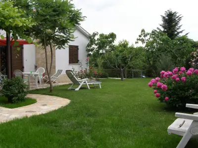 das Ferienhaus mit Garten im Frühling