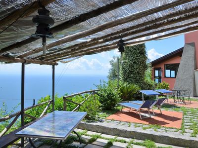 Die ausgestattete Terrasse mit der großen Pergola auf der unteren Ebene