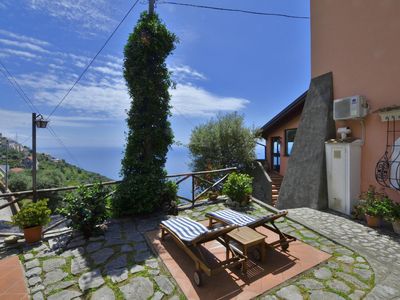 Die ausgestattete Terrasse auf der unteren Ebene