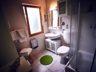 Bad mit Dusche und WC