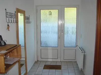 Blick auf Haus Carla von der kleinen Zufahrtstraße auf dem Mühlendeich, die nur von den Deichbewohnern befahren wird.