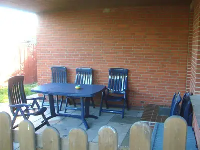 Links die Terrassentür, vor dem Pavillon geht hinunter in den Garten. Links ums Haus geht es zur überdachten 2.Terrasse.