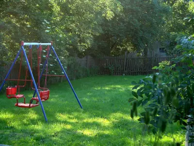 Wir begeben uns nun  in den unteren Garten. Rechts und links vom Pavillon gelangt man dahin.