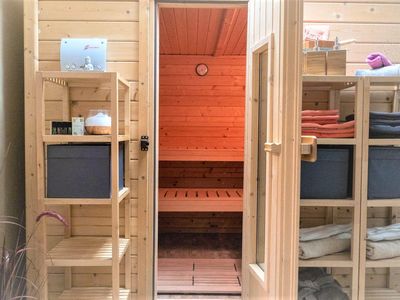 Massivholz-Sauna im Wellness-Bad.