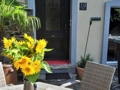 Gartenmöbel im großen, in sich gelschlossenen Wellness-Innenhof.