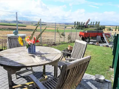 Garten des Bauernhauses mit traumhaftem Blick über das Maifeld.