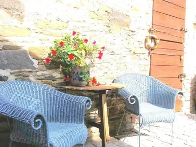 Eine von mehreren Sitzgelegenheiten im Innenhof