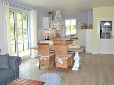 Wohnzimmer mit Esszimmer und offener Küche