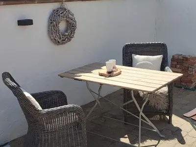 einen Kaffee in der Sonne trinken