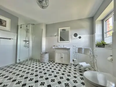 Großzügiges Badezimmer