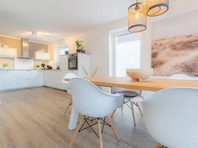 Küche mit Esstisch
