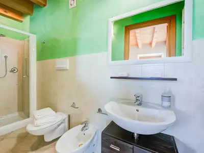 Badezimmer mit Dusche