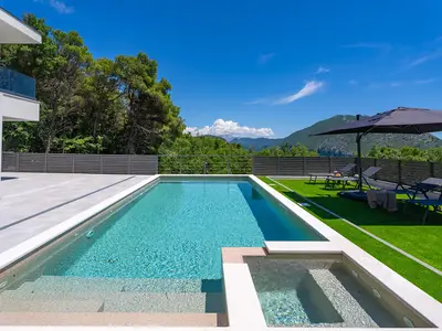 Die Villa verfügt über einen beheizten Pool mit einem vollautomatischen Salzelektrolysesystem