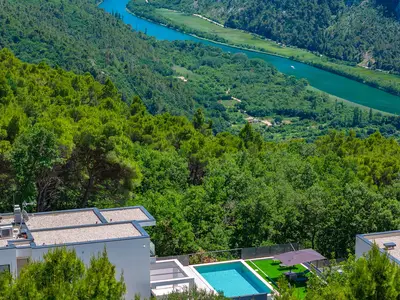 Blick auf die Villa River Hills und den unglaublichen Fluss Cetina Canyon