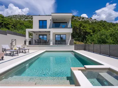 NEUES Hillside Villa Paradise mit beheiztem Pool, Fitnessstudio, Fun-Zone