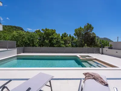 Villa Hillside Paradise, die über einen beheizten Pool mit angeschlossenem Hydromassagebereich verfügt