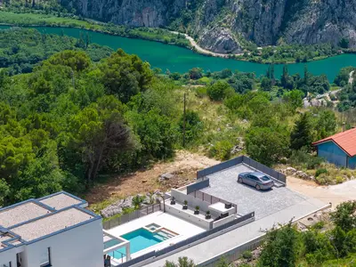 Blick auf die Villa Hillside Paradise und die natürliche Umgebung.