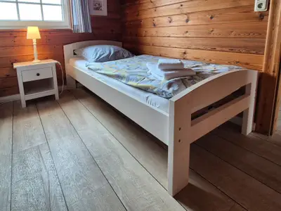 Einzelbett neben dem Hochbett