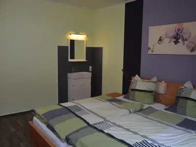 Schlafbereich. Kleine Waschgelegenheit im Zimmer, Kinder-Reisebett möglich