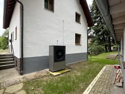 Rückseite mit Buderus Wärmepumpe (ultraleise!)