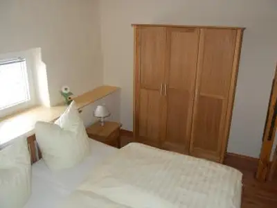 das Schlafzimmer mit Doppelbett