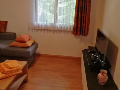 Stube mit Radio und Fernseher