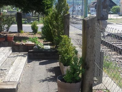 Garten mit Sich auf den Bahnübergang in Richtung Bahnhof Glovelier 