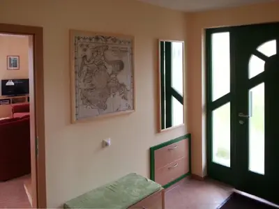 freundlicher Flur mit historischer Rügenkarte, Garderobe und Einbauschränken
