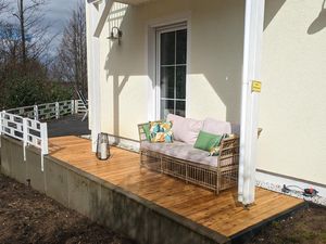 In 2024 neu gebaute Holzterrasse mit Outdoor Couch