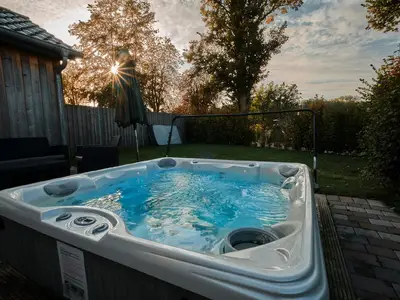 Wellness. Entspannen Sie sich im warmen Wasser des Whirlpools