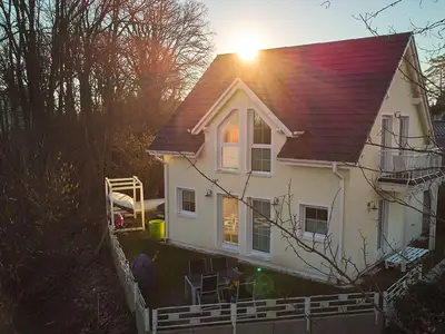 Obere Terrasse hinter dem Haus mit Seeblick (saisonal), Grill und Sitzgruppe