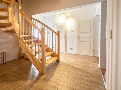 Aufgang zum Schlafbereich, neben dem Gäste WC steht ein Abstellraum zur Verfügung