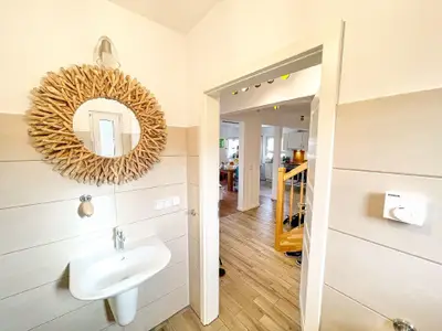 Gäste WC im EG mit Waschbecken und Toilette