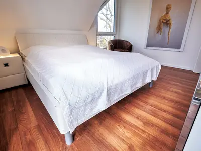 Schlafzimmer mit Doppelbett (160x200cm), Kleiderschrank und Balkonzugang, teilweise verdunkelbar