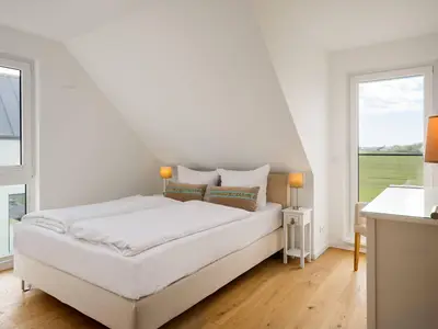 Ferienhaus Duncan House Blick in eines der Schlafzimmer mit Doppelbett