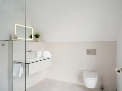 Ferienhaus Duncan House Badezimmer mit moderner Glasdusche