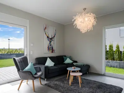 Ferienhaus Duncan House Blick auf die Couch im Wonzimmer