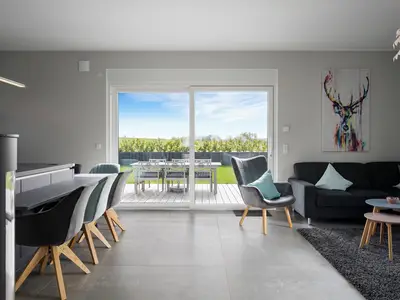 Ferienhaus Duncan House offener Wohnbereich mit Zugang zur Terasse