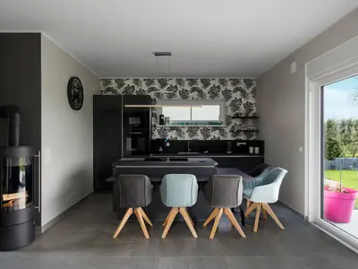 Ferienhaus Duncan House Blick auf die Küche mit Essbereich