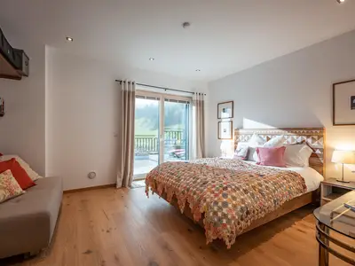 Schlafzimmer mit Doppelbett und Sofabett
