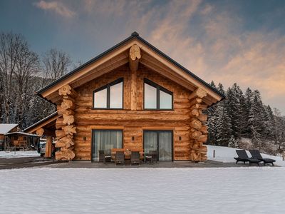 Ansicht vom Zedernblockhaus im Winter