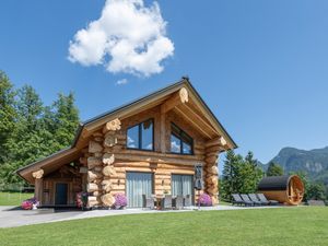 Ansicht vom Zedernblockhaus im Sommer mit Sauna